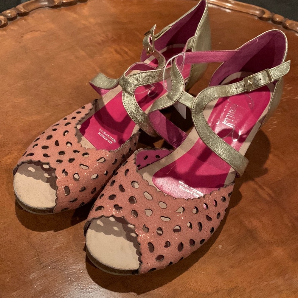 Chanii B pumps